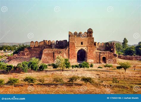 Rohtas Fort - Olbrzymia Twierdza z Historia Otaczająca Od Starożytnych Czasów!