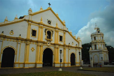  Woda i Światło: Odkryj Piękno Vigan Cathedral